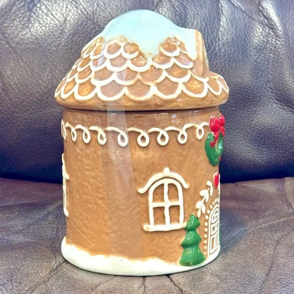 Holiday Gingerbread House 28oz Ceramic Canister - Picture 5 of 6